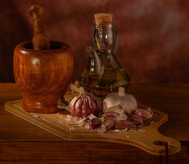 Peut-on utiliser l'huile d'ail sur les cheveux plusieurs fois par semaine ?