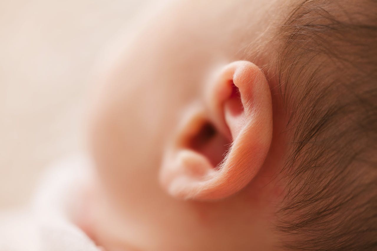 Comment faire pousser les cheveux de bébé : astuces naturelles et soins doux
