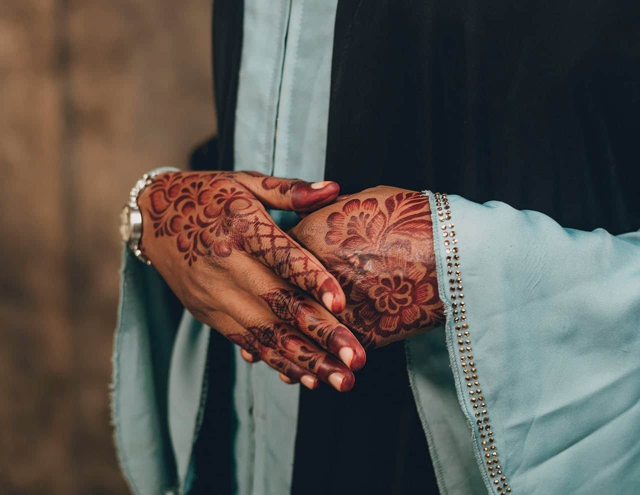 Comment Enlever du Henné sur la Peau : Méthodes Efficaces et Sûres