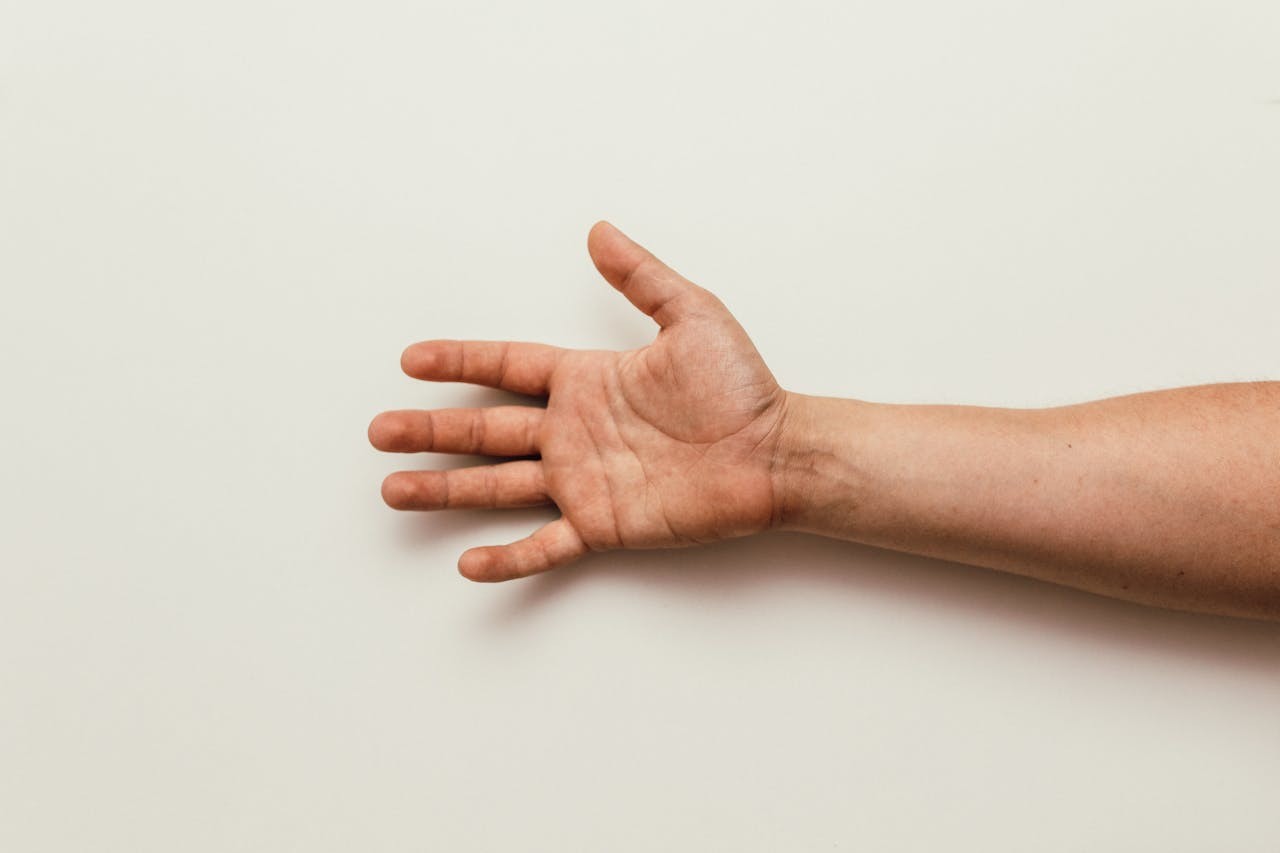 Comment enlever la corne des mains : méthodes douces et efficaces